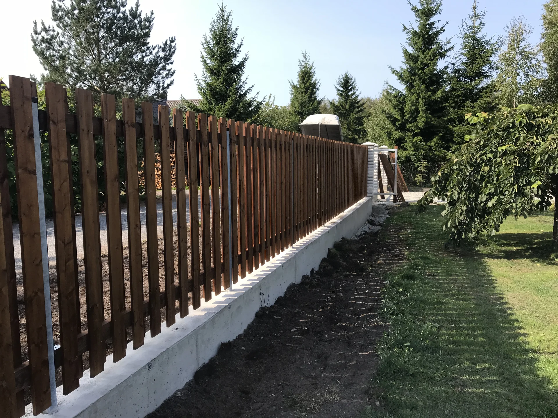 Pruun puitaed betoonalusel