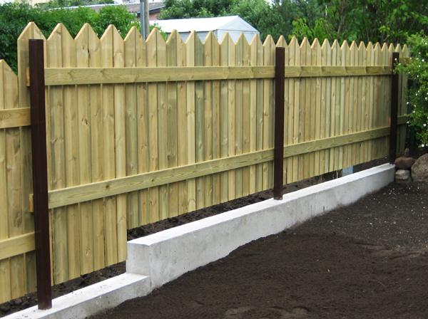 Immutatud puidust lippaed metallpostide ja betoonvundamendiga