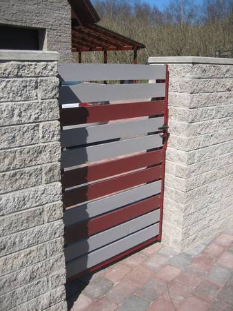 Lukustatav aiavärav horisontaalse laudisega