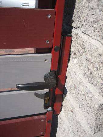 Jalgvärava lukustus kivipostil