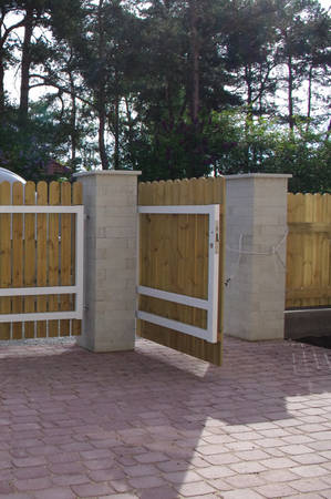 Jalgvärav kivipostidel