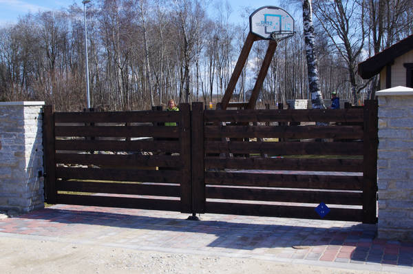 Autovärav kivipostidel