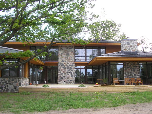 Puidust terrass ja maakivifassaad