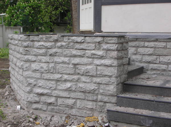 Kivist piire, fassaad ja trepp