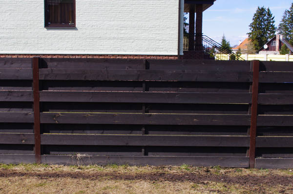 Horisontaalaed metallpostidega